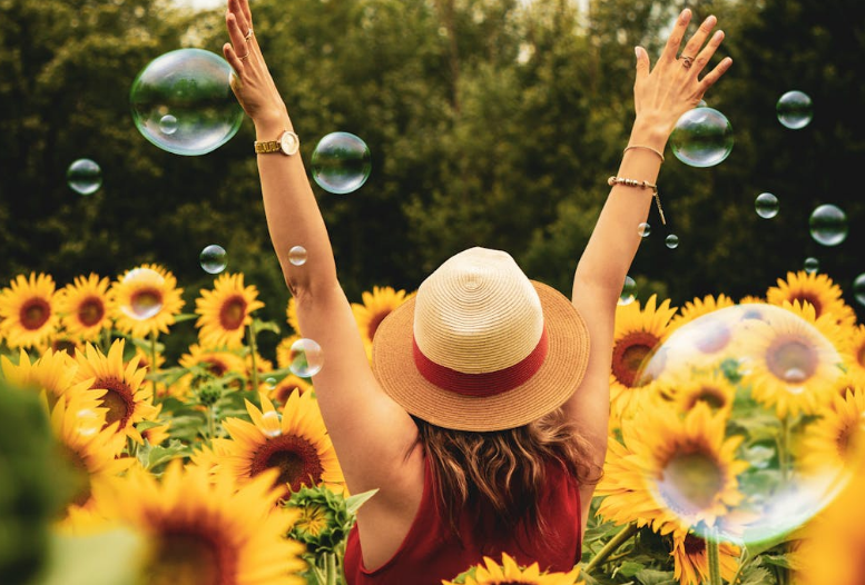Obsequiar flores amarillas adquiere un significado de amor y una vida juntos. Foto: pexels