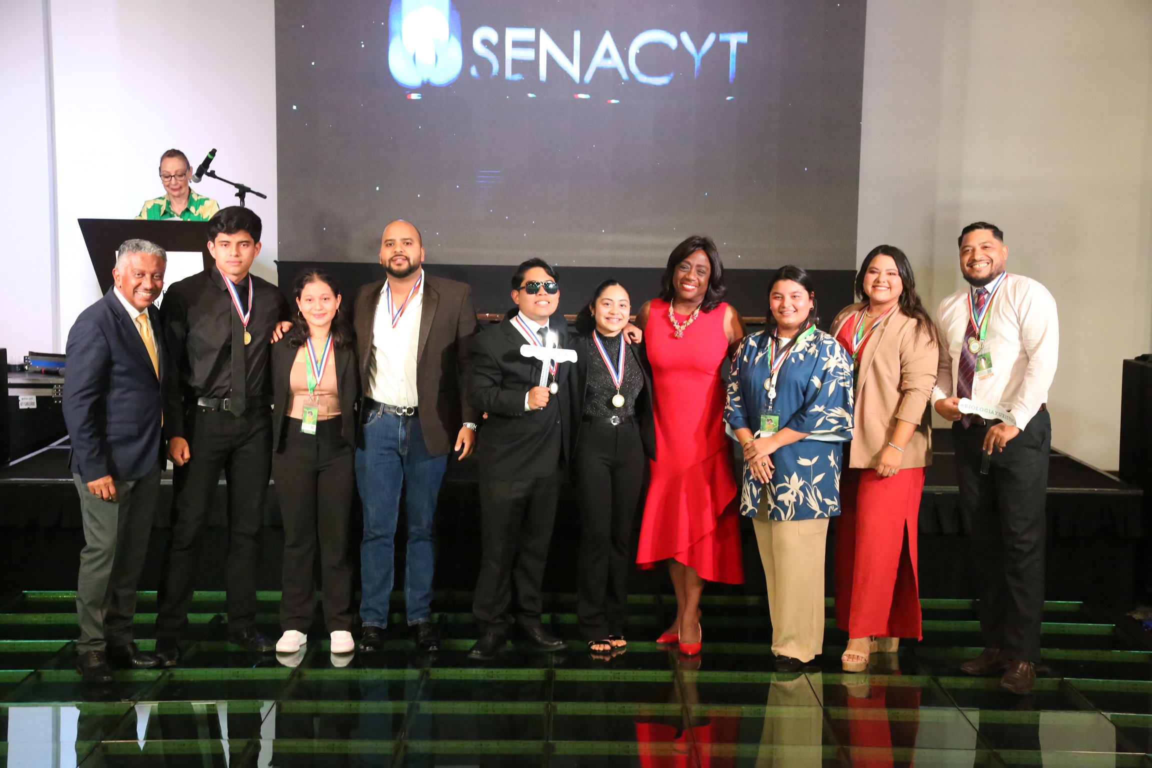 Ganadores de la Feria Científica Nacional del Ingenio Juvenil que nos representarán al país en ferias internacionales. Foto: Cortesía