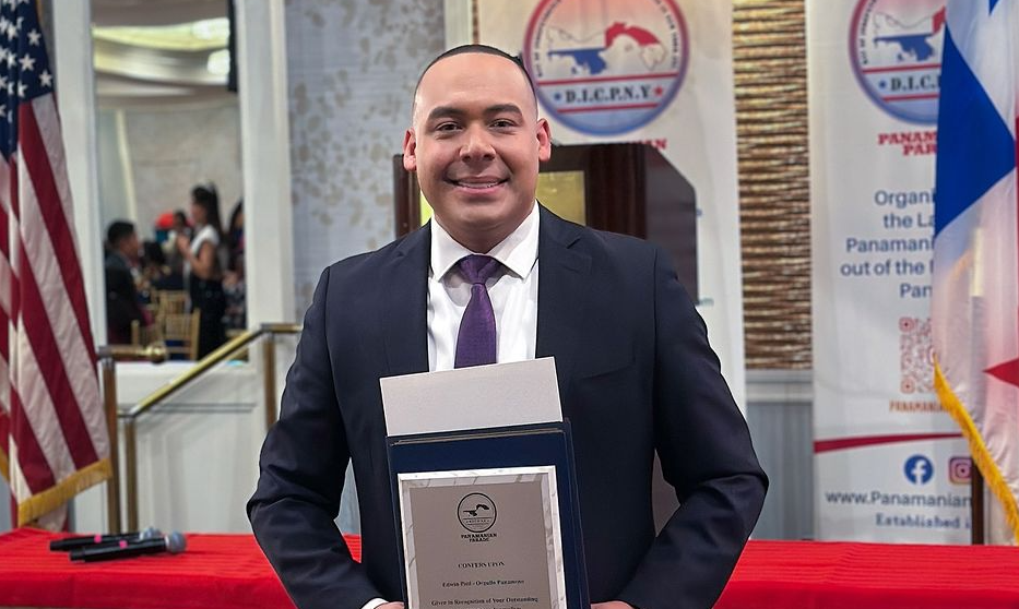 Edwin Pitti recibe reconocimiento. Foto: Instagram