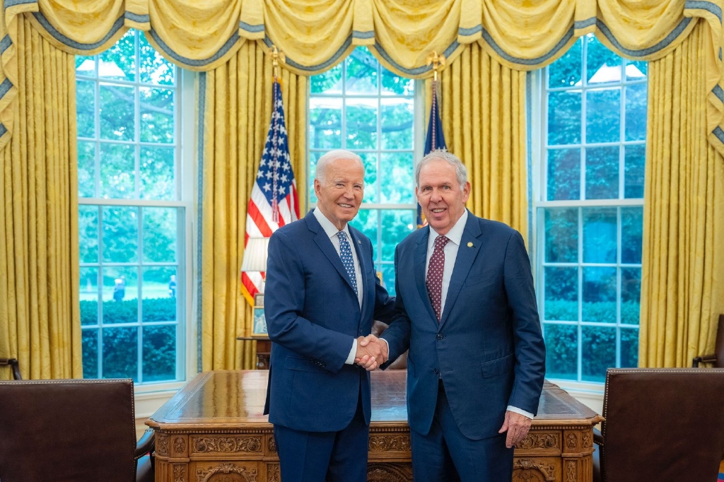 Embajador de Panamá en Washington, José Miguel Alemán junto al secretario de Estado, de EEUU, Anthony Blinken. 