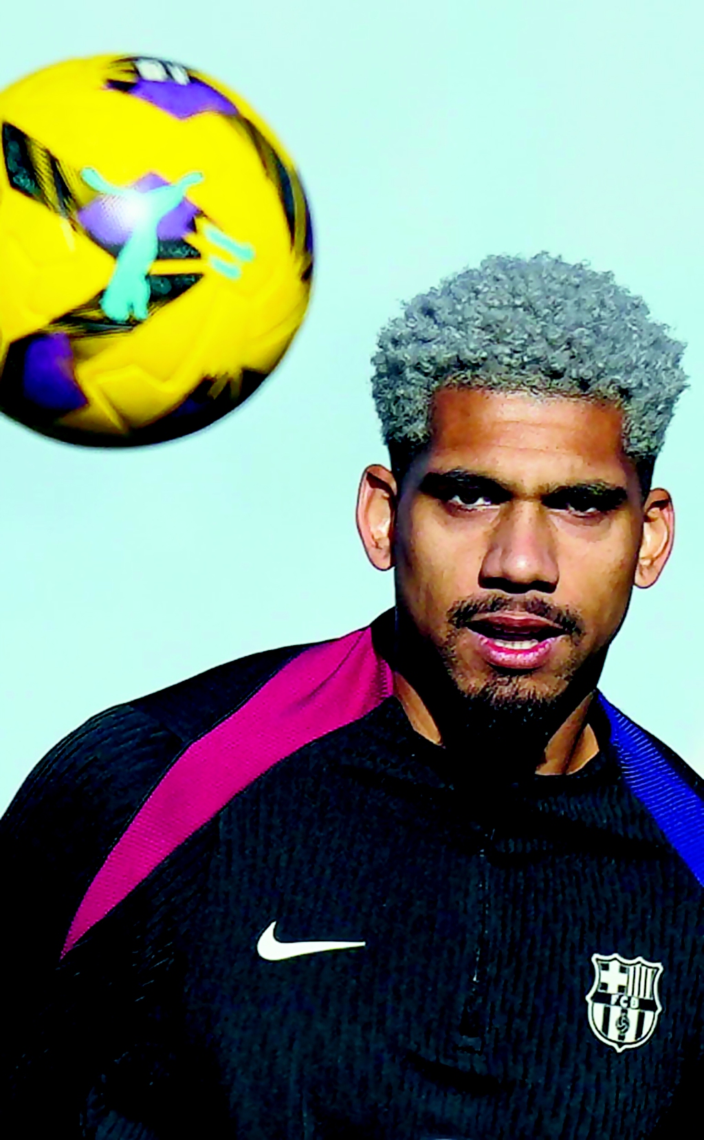 El jugador del FC Barcelona Ronald Araujo durante el entrenamiento.