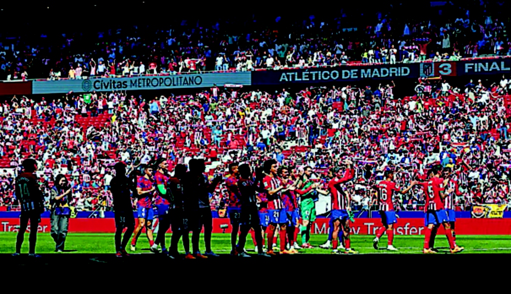 Los jugadores del Atlético saludan a la afición.