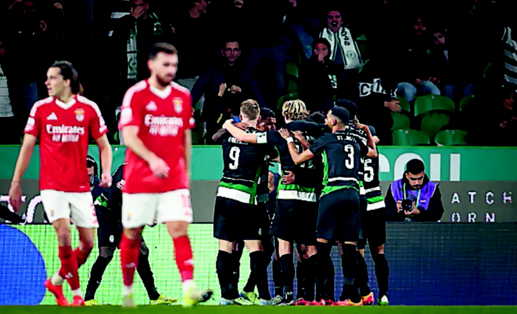 Jugadores del Sporting festejan el 1-0 ante Benfica.