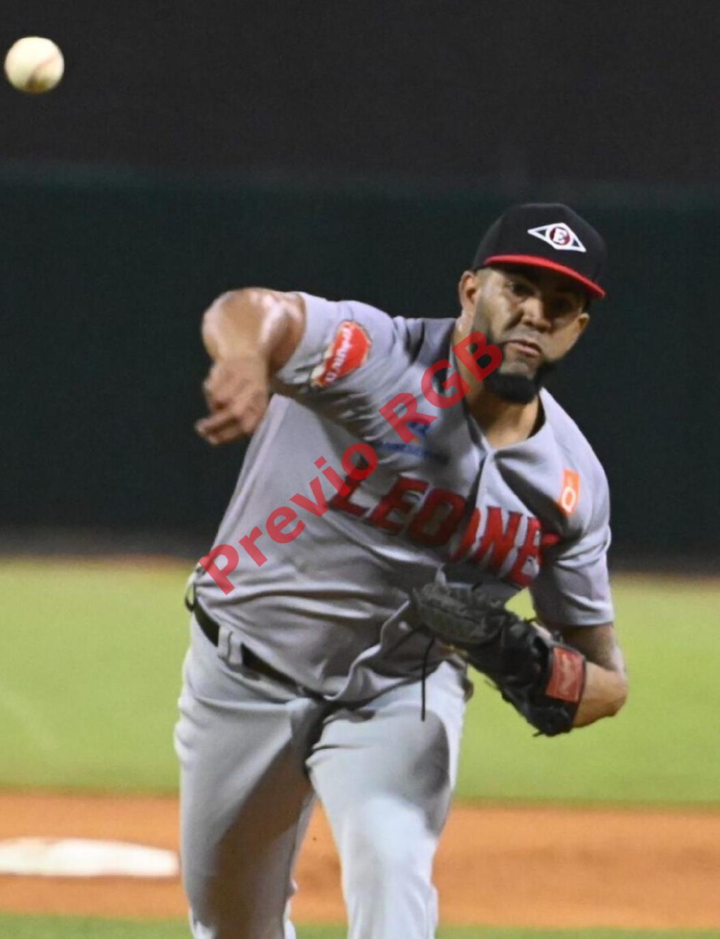 El lanzador derecho Darío Agrazal en acción con su equipo, Leones del Escogido, en el béisbol profesional de República Dominicana.