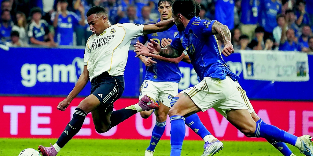 El delantero Kylian Mbappé (izq.) conduce el balón durante el partido en el que el Real Madrid enfrentó al Real Oviedo.