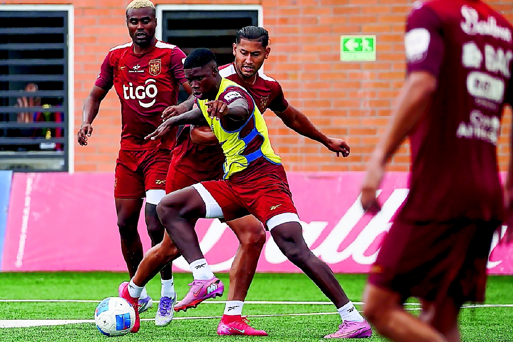 El delantero Kadir Barría conduce el balón durante el entrenamiento.