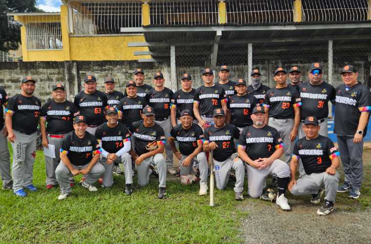 El equipo de los Bodegueros ganó el título de la liga de softbol de 50 años y más de forma invicta.