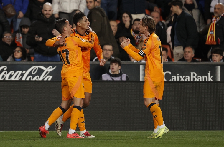 Modric (d) festeja el gol de Bellingham.