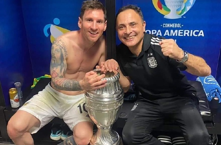 Messi (i) y el doctor Daniel Martínez.