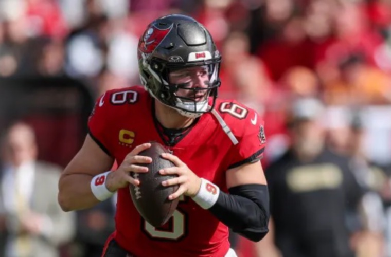 Baker Mayfield durante el partido de ayer.