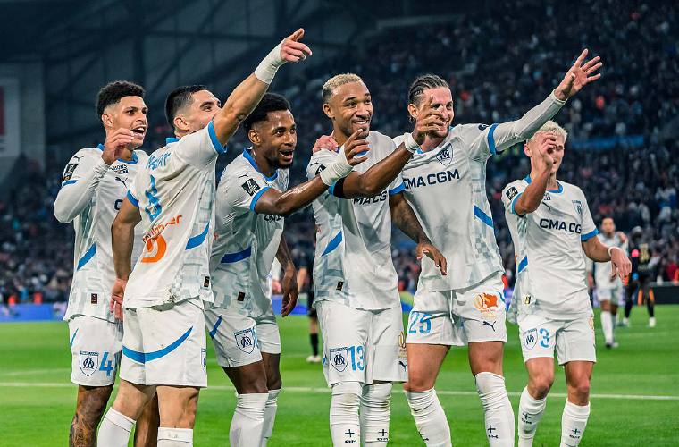 Michael Murillo (c) atraviesa por un buen momento con el Marsella.