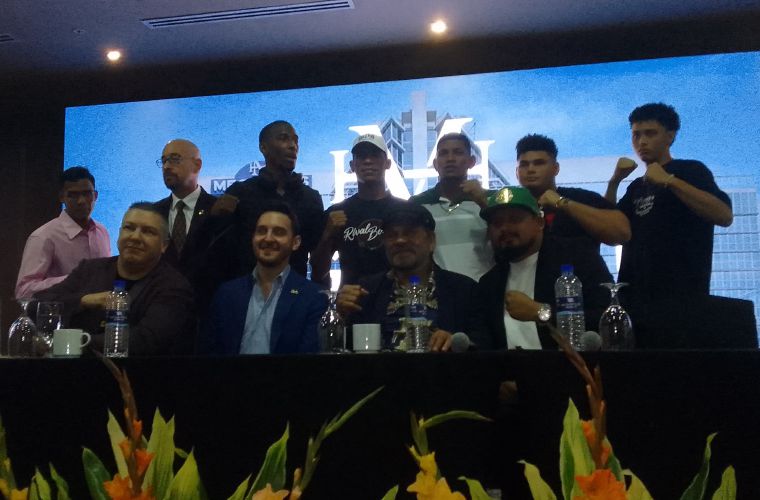 Organizadores y algunos de los boxeadores que formarán parte de la función ‘Homenaje al Cholo, la cual se realizará el viernes 17 de enero.