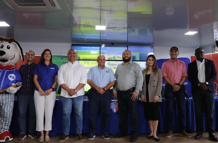 Miembros de la Federación Panameña de Béisbol, en presencia de patrocinadores y periodistas, anunciaron el inicio del torneo.
