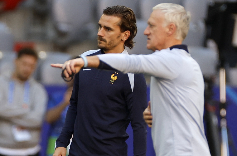 Didier Deschamps, junto a Antoine Griezmann.