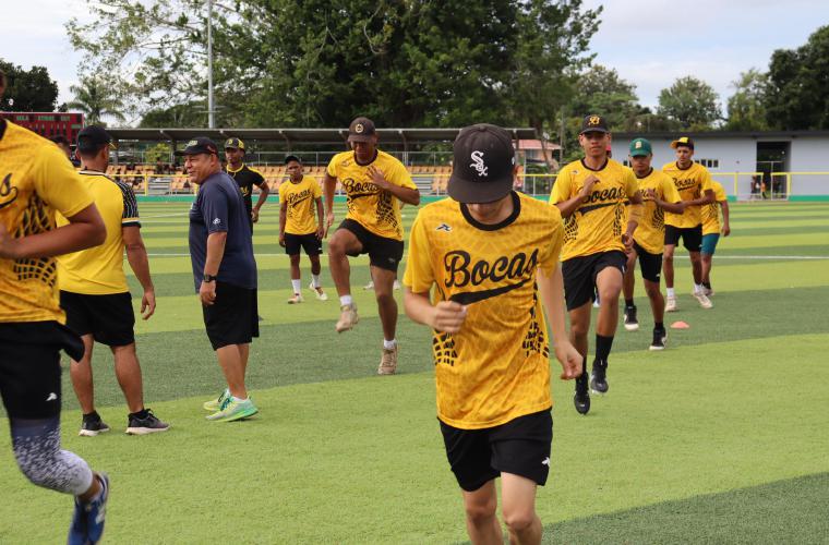 Los integrantes de la Selección de Béisbol Juvenil de Bocas del Toro durante un entrenamiento con miras al torneo nacional.