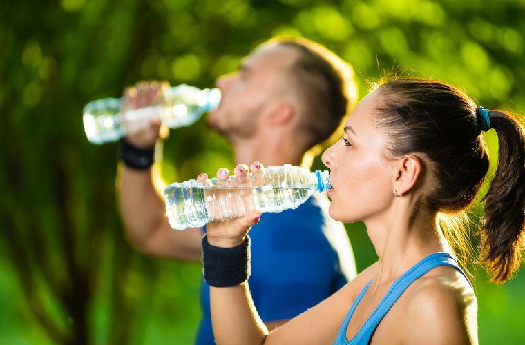 Se recormienda no esperar a tener sed para consumir agua.
