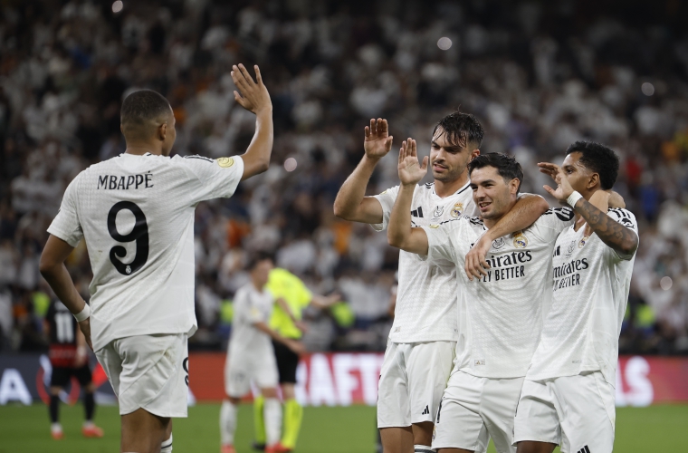 Los jugadores del Real Madrid celebran el segundo gol de su equipo durante el partido de semifinales de la Supercopa de España.