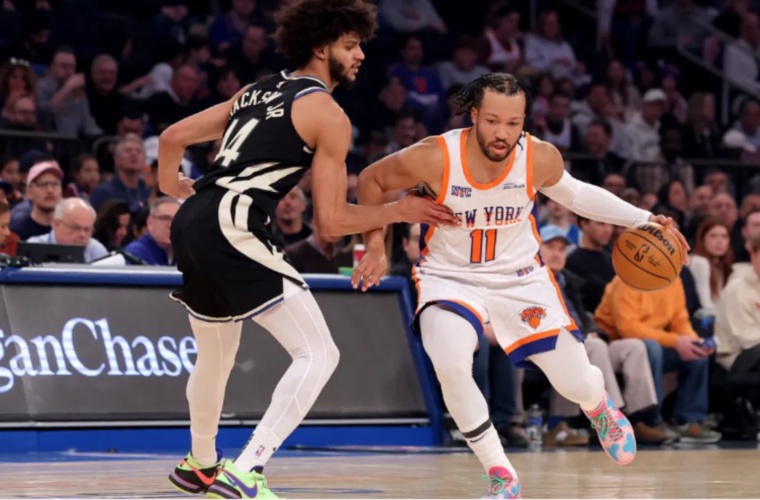 Jalen Brunson (der.) con el balón.