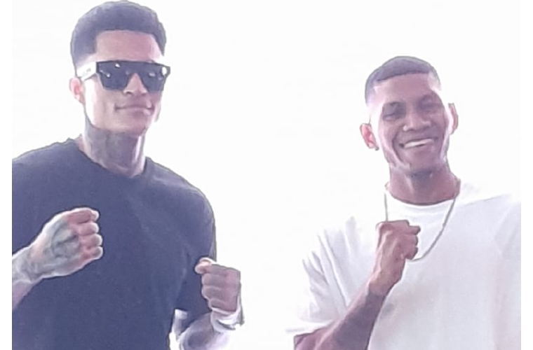 Alexander Durán (der.) y su rival, el venezolano Omán Villa.