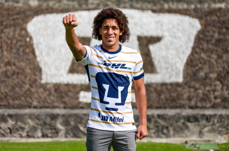 Adalberto Carrasquilla posa oficialmente con la camiseta de Pumas.