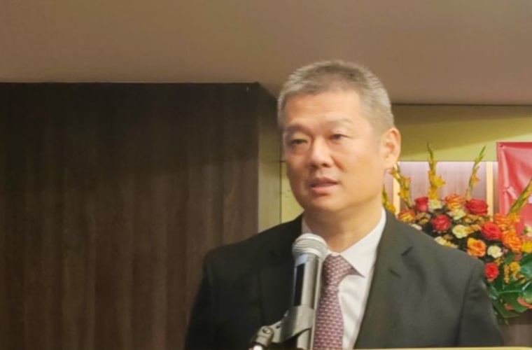 Encargado de negocios de la Embajada de China en el país, Li Wuji. 