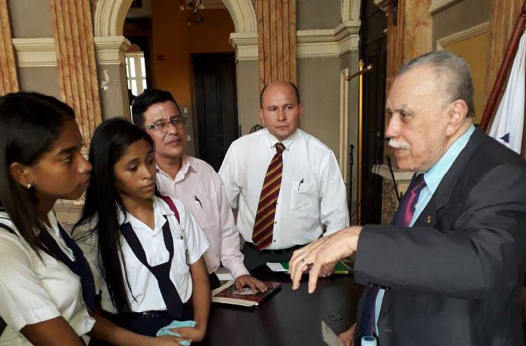 El Dr. Carlos Arellano Lennox, fue exlíder estudiantil que convocó la Operación Soberanía y que fue presidente de la Asamblea Legislativa y vicepresidente de la Democracia Cristiana.