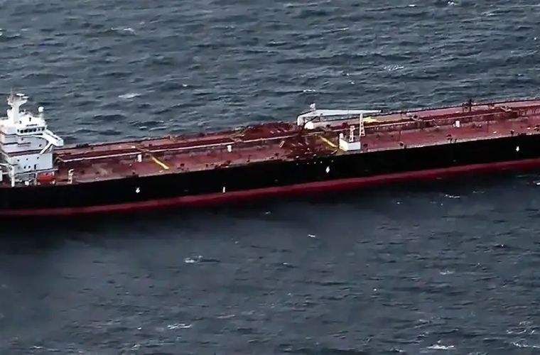Barco de la flota de Vladimir Putin bajo la bandera de Panamá.