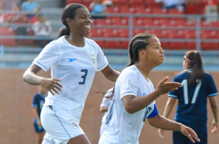 La jugadora panameña Alison Onodera (der.) celebra su gol anotado en el partido de ayer ante Guatemala, realizado en el COS Sports PLaza.