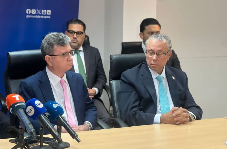 Autoridades de MiAmbiente, ARAP y el Senan.