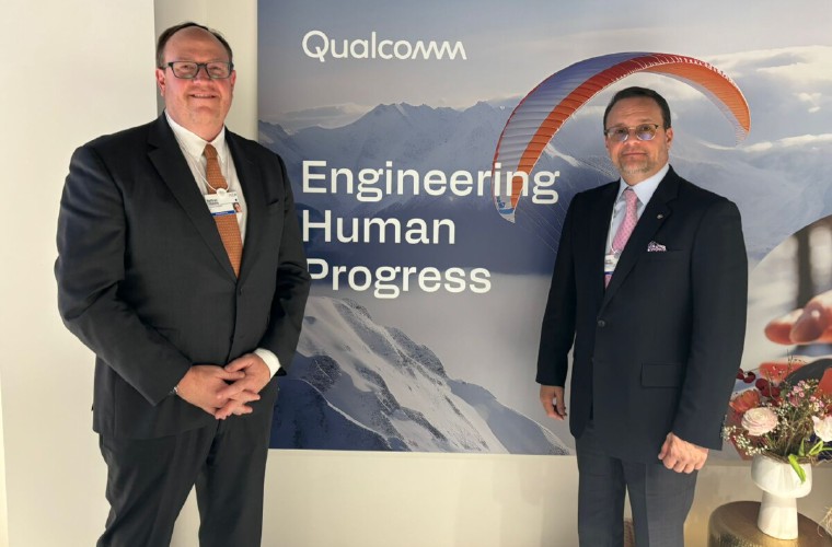 Ministro de Comercio, Julio Moltó, y Nate Tibbits, vicepresidente senior de Qualcomm.tttt