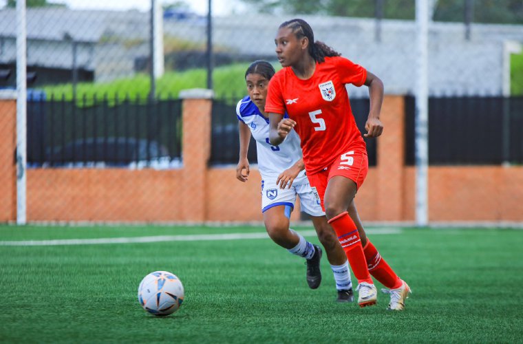 Jorgelis Serna (5), integrante de la Sub-20 femenina, conduce el balón durante el partido final contra las nicas.