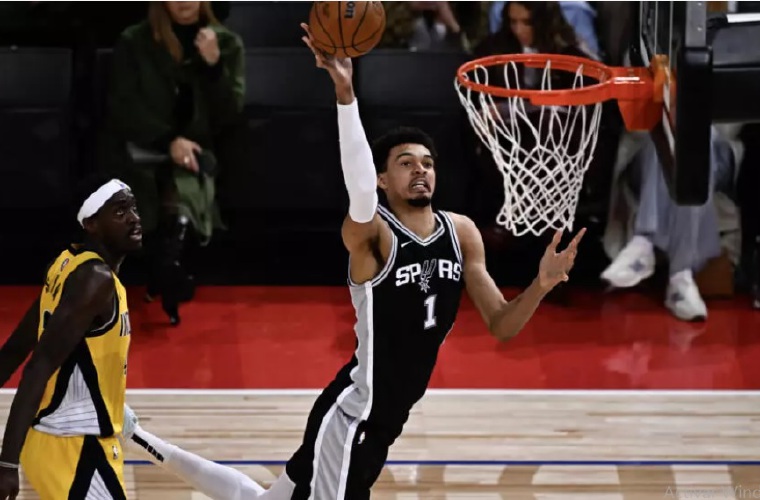 Victor Wembanyama (der.) en el juego.