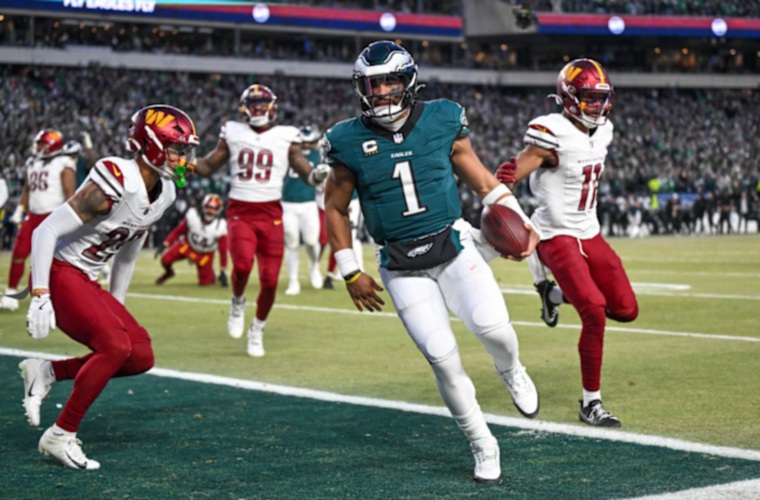 Jalen Hurts (c) anota un touchdown.