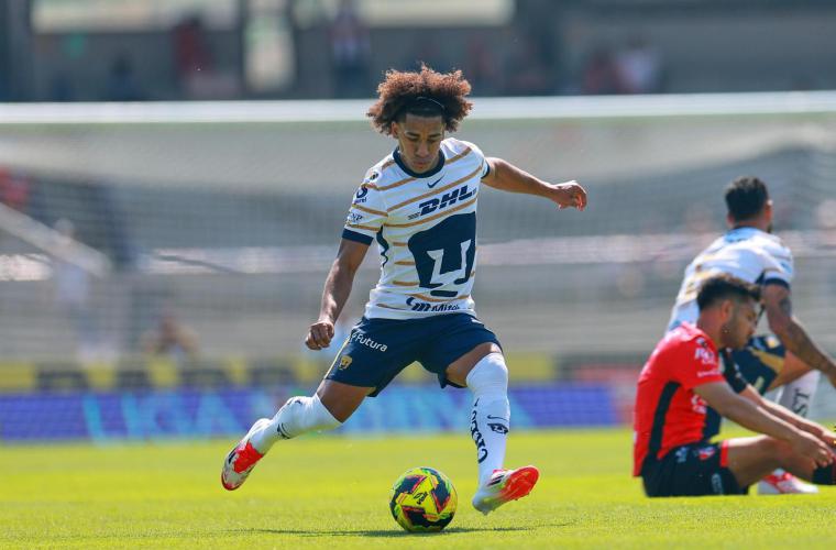 Adalberto Carrasquilla dejó ayer buenas sensaciones en su debut con Pumas. 