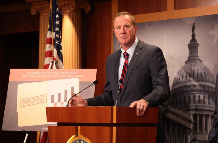 Senador estadounidense Eric Schmitt.