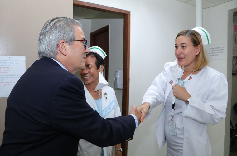 El ministro de Salud, Fernando Boyd Galindo otorgó las permanencias.