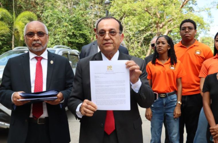 El personal de seguridad de la embajada de EEUU en Panamá se negó a recibir la carta de la Universidad contra Donald Trump.