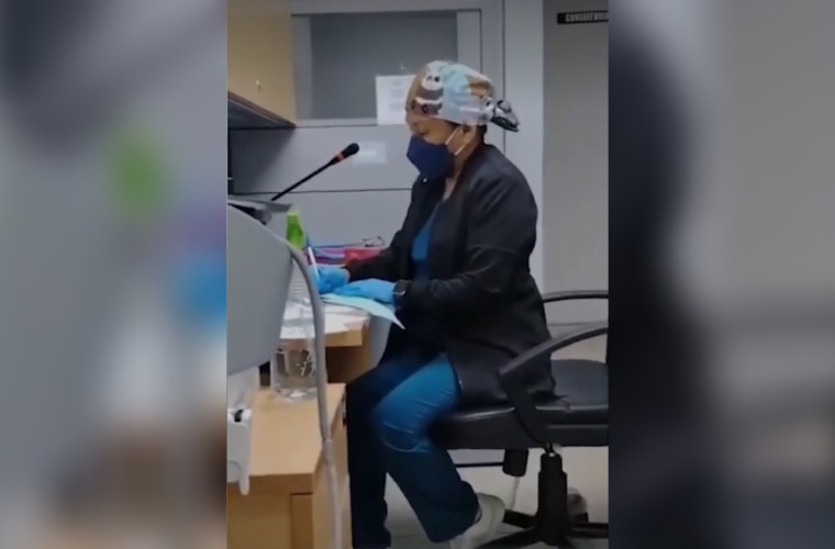 El video captó una discusión entre una funcionaria y una señora.