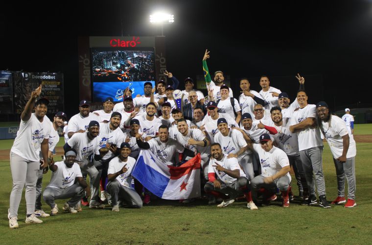 El equipo de Panamá con el trofeo.