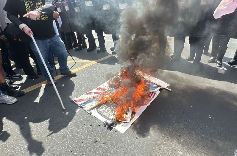 En la Plaza 5 de Mayo realizaron un mitin, corearon consignas y quemaron pancartas