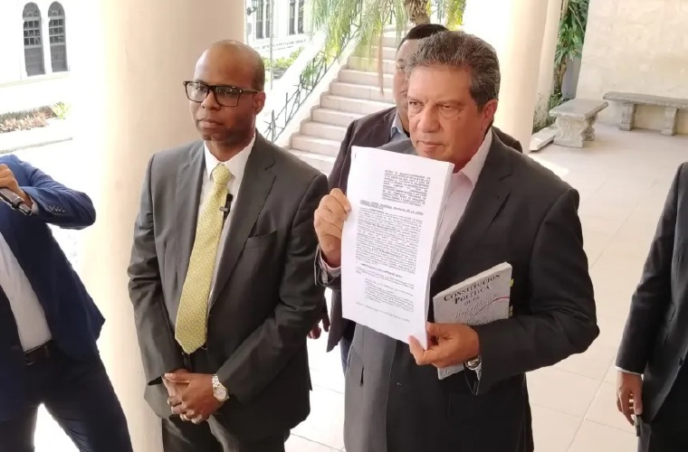 Abogados Julio Macías y Norman Castro.
