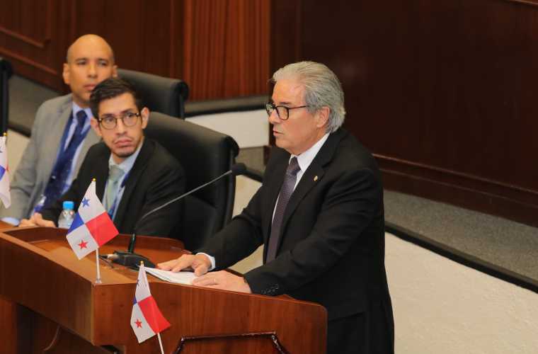 El ministro de Salud, presentó ayer un proyecto que transfiere fondos extraordinarios a la CSS para reforzar parcialmente los costos del programa IVM.