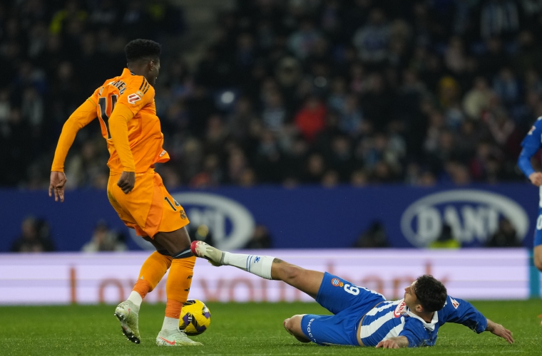 El defensa francés del Real Madrid, Tchouameni (i).