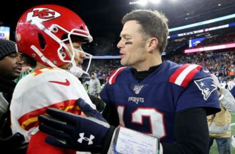 Patrick Mahomes (izq.) y Tom Brady.