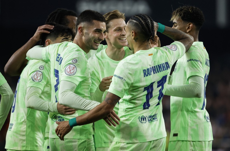 El delantero del FC Barcelona Ferran Torres (c).