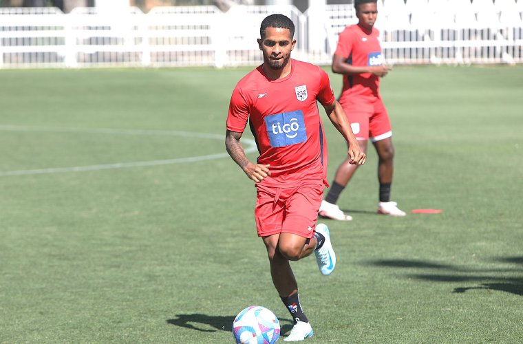 César Yanis, mediocampista de la selección mayor, durante los entrenamientos. 