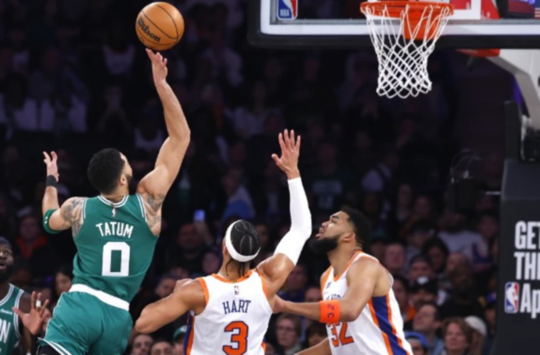 Jason Tatum (0) lideró el ataque de los Celtics de Boston sobre los Knicks de Nueva York, al anotar 40 puntos.