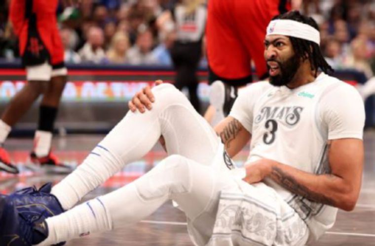 Anthony Davis en el momento que se lesiona.