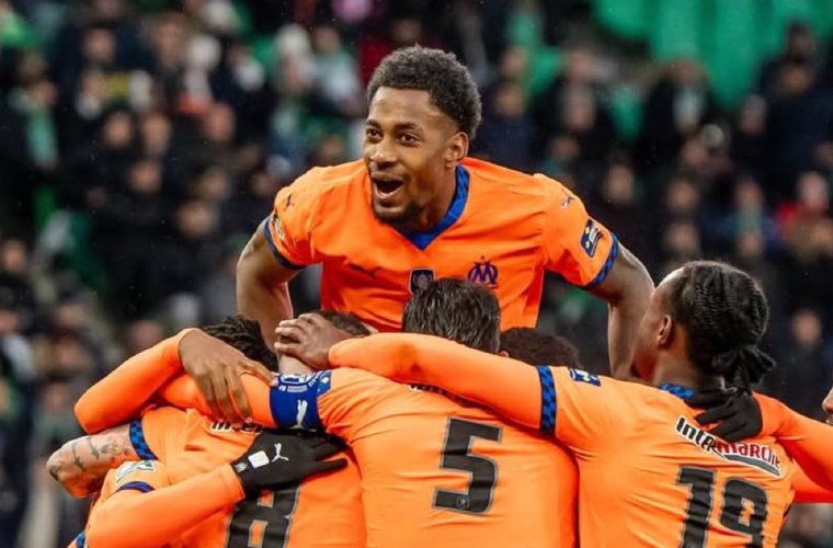 Amir Murillo festeja con sus compañeros.