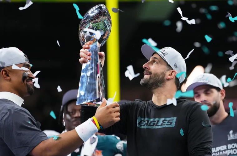 Nick Sirianni, entrenador en jefe de los Filadelfia Eagles, levanta el trofeo del Súper Bowl LIX, el cual se disputó la noche del domingo en el Superdome de la ciudad de New Orleans, Lousiana.